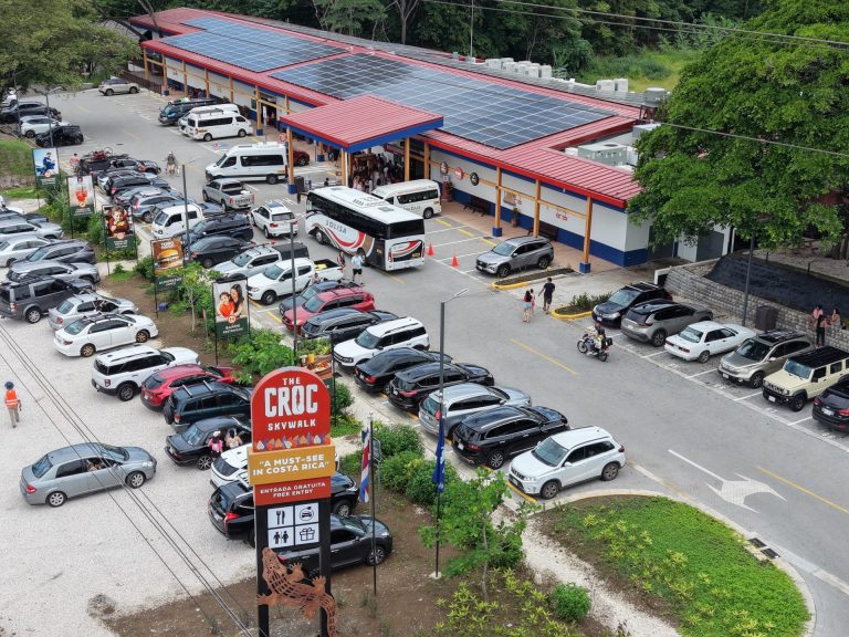 The Croc Skywalk y Cafetería Britt